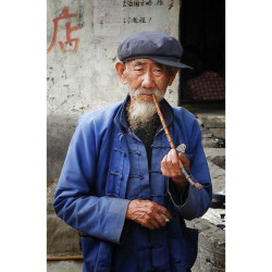 Authentique ensemble bleu de Chine, entre tradition et élégance intemporelle.